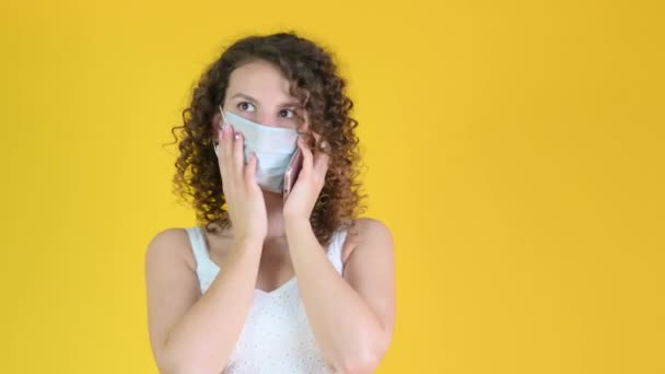 Une Jeune Fille Portant Masque Médical Parle Sur Son Téléphone — Video