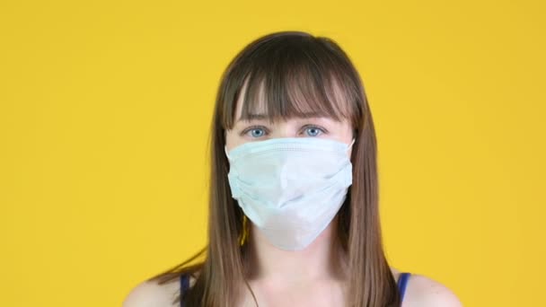 Jong Gelukkig Meisje Doet Een Medisch Masker Zucht Geïsoleerd Een — Stockvideo