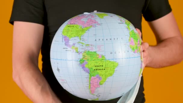 Les Mains Des Hommes Tiennent Globe Terrestre Mettent Masque Médical — Video