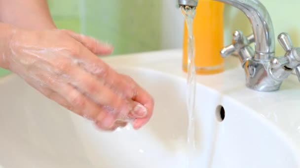 Menina Lava Mãos Com Sabão Banheiro Sobre Pia Lado Água — Vídeo de Stock