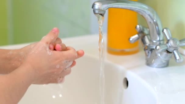 Niño Lava Las Manos Con Jabón Con Baño Concepto Mano — Vídeo de stock