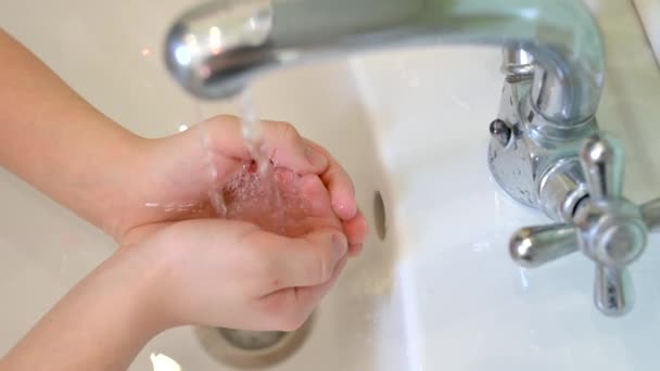 Kind Wast Zijn Handen Met Zeep Met Een Bad Schoon — Stockvideo