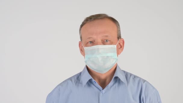 Hombre Mayor Con Una Máscara Médica Aislado Sobre Fondo Blanco — Vídeos de Stock