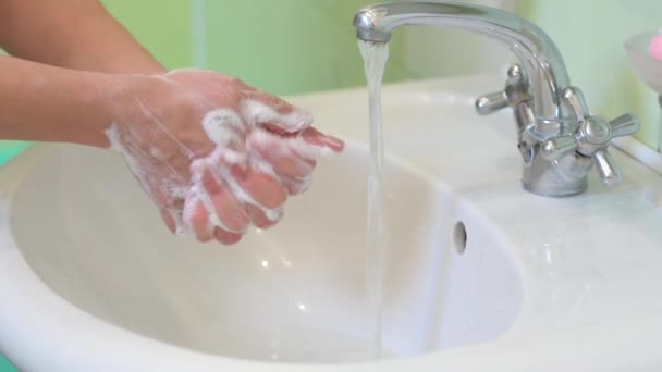 Close Uma Menina Ensaboando Mãos Com Sabão Antes Lavar Conceito — Vídeo de Stock