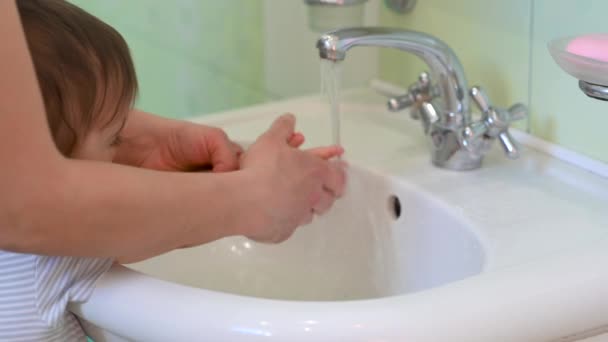 Anne Bebeğinin Ellerini Banyoda Yıkıyor Ebeveyn Oğluna Yıkamayı Öğretiyor Temiz — Stok video
