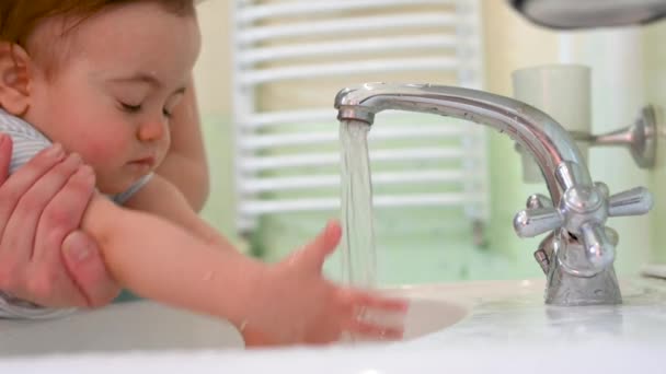 Mamá Lava Las Manos Bebé Baño Padre Está Enseñando Hijo — Vídeo de stock