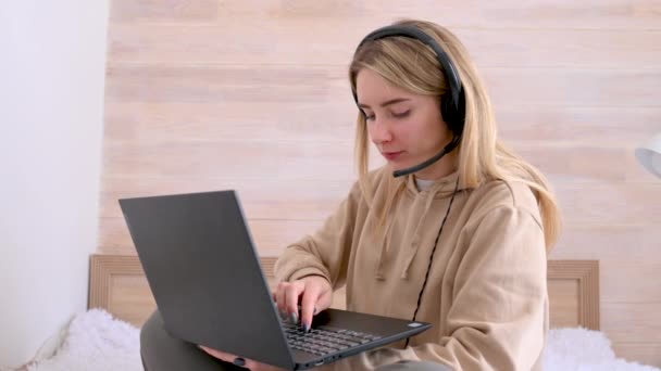 Chica Joven Freelancer Trabaja Ordenador Portátil Casa Cama Mujer Joven — Vídeo de stock