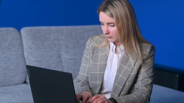 Trabalho Online Distância Jovem Freelancer Trabalha Laptop Casa Sua Cama — Vídeo de Stock
