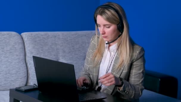 Jovem Freelancer Menina Usar Fone Ouvido Comunicando Por Teleconferência Falar — Vídeo de Stock