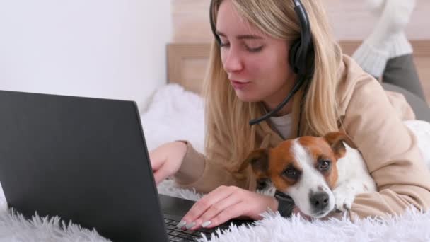 Odległe Prace Online Młoda Dziewczyna Freelancer Pracuje Laptopie Domu Jej — Wideo stockowe