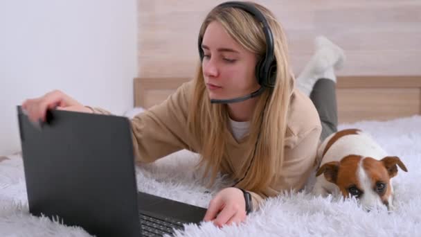 Trabalho Online Distância Uma Jovem Freelancer Está Trabalhando Laptop Casa — Vídeo de Stock