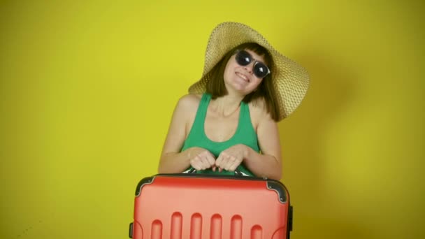 Portrait Happy Young Girl Tourist Big Hat Sunglasses Holds Suitcase — Stock Video