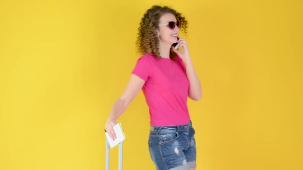 Muchacha Atractiva Gafas Sol Con Una Maleta Boleto Está Utilizando — Vídeos de Stock