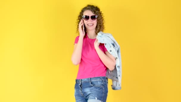 Chica Joven Feliz Gafas Sol Comunica Teléfono Inteligente Aislado Sobre — Vídeos de Stock