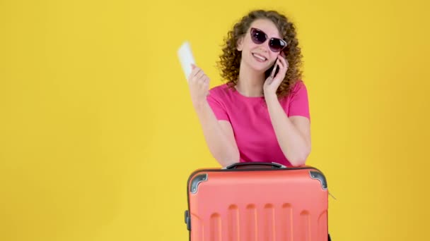 Muchacha Atractiva Gafas Sol Con Una Maleta Boleto Está Utilizando — Vídeo de stock