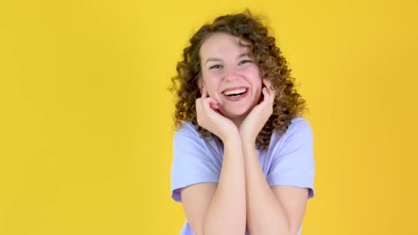 Portrét Mladé Šťastné Dívky Hnědé Kudrnaté Vlasy Úsměvem Smíchem Žlutém — Stock video
