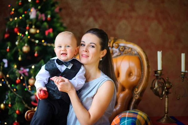 Mere Avec Un Petit Bebe Joyeux Pres D Un Trone De Noel Festif Joie Chapeau Stock Photo Mere Avec Un Petit Bebe Joyeux Pres D Un Trone De Noel Festif Joie Chapeau Stock Photo