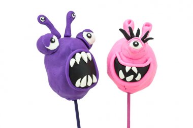 Beyaz bir arka plan üzerinde hamuru komik lolipop