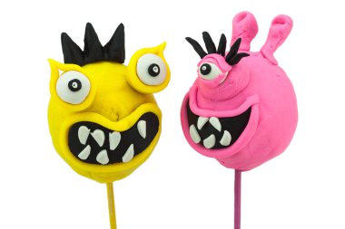 Beyaz bir arka plan üzerinde hamuru komik lolipop