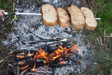 Ateşe kavurma ekmek parçaları