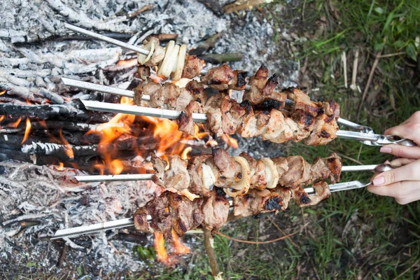切片肉准备在火上 — 图库照片