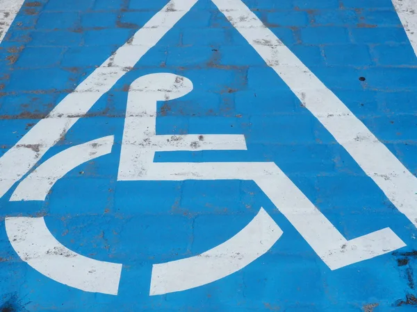 Miejsca parkingowe dla osób niepełnosprawnych — Zdjęcie stockowe