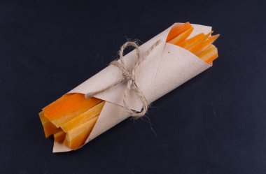 Havuç dilimleri bir siyah arka plan üzerine sarılmış. Barışa havuç sopa