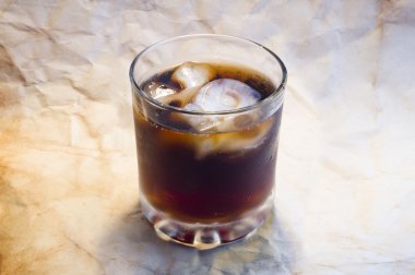 Kafatası ve kemikler buzlu içecek bir bardak. Üst yan görünüm.