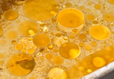 Sıvı yüzeyindeki yağ damla