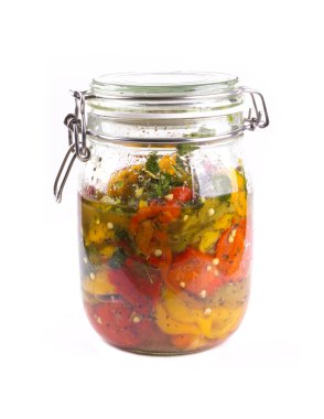 Bir kavanoz içinde biber turşusu. Bir kavanoz içinde kırmızı, sarı ve yeşil biber