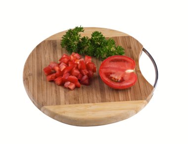 Doğranmış domates izole bir ahşap tahta üzerinde.
