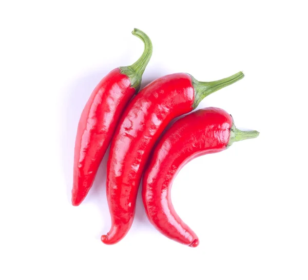 Tre chilipeppar på en vit bakgrund. Tre röda paprikor iso — Stockfoto