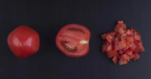 Krossade tomater på en svart bakgrund — Stockfoto