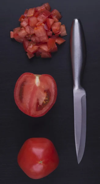 Tomater med kniv — Stockfoto