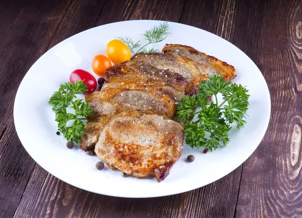 Juicy steak with spices and vegetables . Juicy portions of grill — Stock Photo, Image