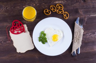 Kahvaltıda sahanda yumurta. Sevgili için bir dilek ile Kahvaltı. 