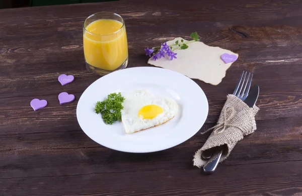 Жареное яйцо на завтрак. Завтрак с пожеланием любимому . — стоковое фото