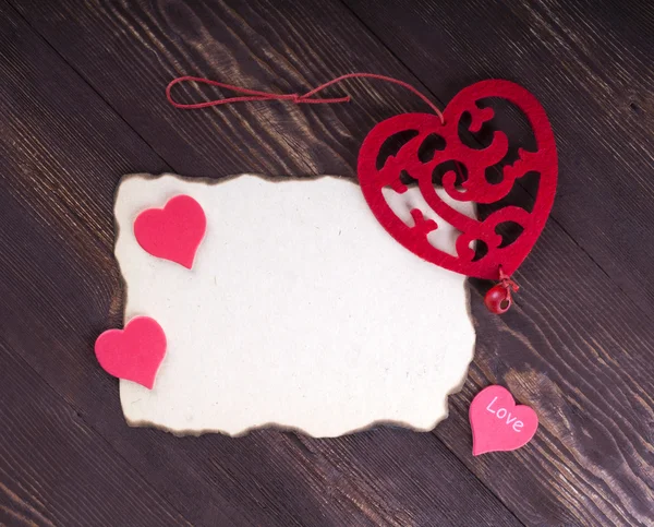 Montón de cartas de amor sobre el fondo rústico tablones de madera. rojo él — Foto de Stock