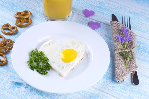 Жареное яйцо в форме сердца, букет цветов — стоковое фото