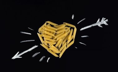 Kalp şekli penne makarna ile yapılır
