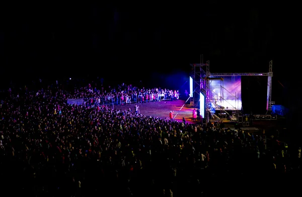 Music Festival. Natt konsert. Fans på konserten. — Stockfoto