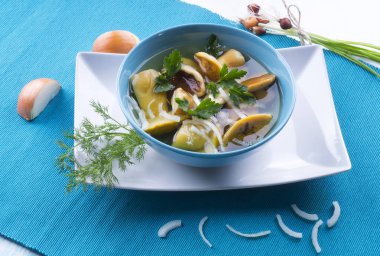 Beyaz mantar soğan ile Marine.