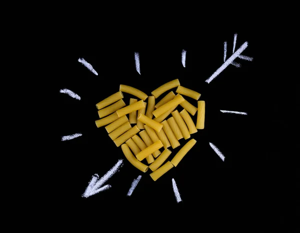 Coeur en forme de pâtes tortiglioni. Pâtes en forme de h — Photo