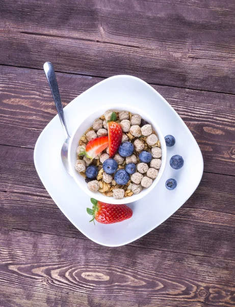 Healthy breakfast concept with oat flakes and fresh berries on r — Stock Photo, Image