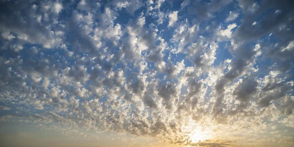 Sonnenuntergang in flauschigen Wolken — Stockfoto