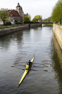 İki adam bir kanal bir satır teknede