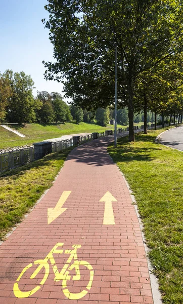 Bisiklet çizgi işareti bir parkta zeminde — Stok fotoğraf