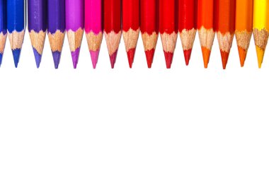 İzole renkli kalemler doğrultusunda