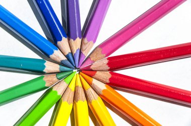 Daire içinde renkli kalemler