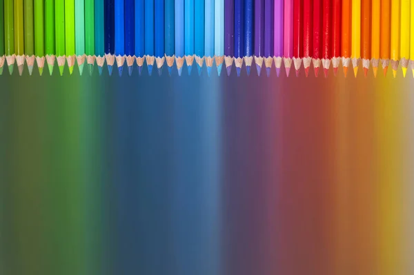 Crayons de couleur isolés en ligne — Photo